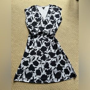 Ann Taylor Women’s Size 8, Faux Wrap Dress with attached tie waist.